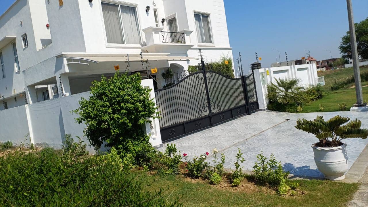20 Marla Used House for Sale in DHA Phase 8 Lahore – 2 Side Open with Basement 2