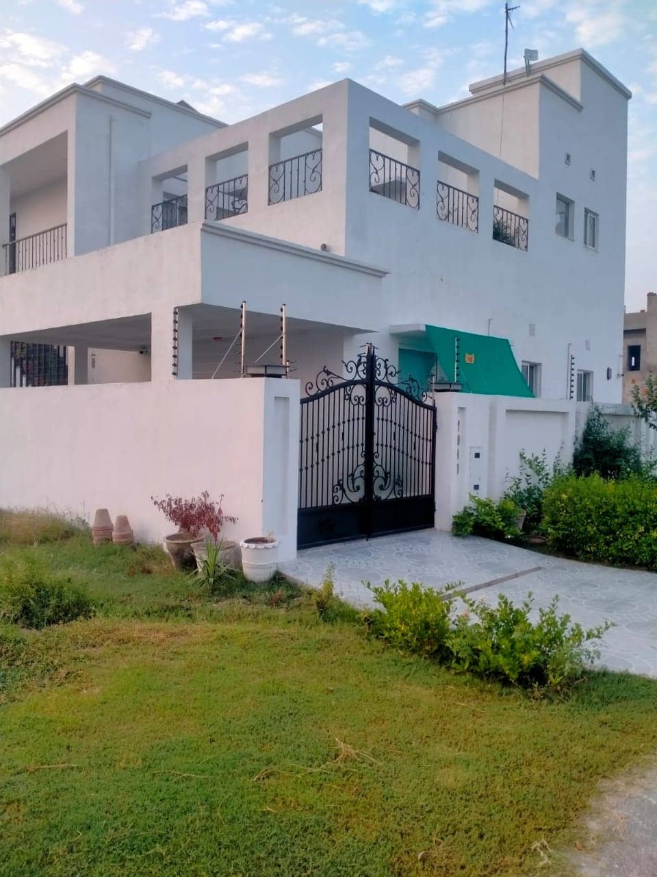 20 Marla Used House for Sale in DHA Phase 8 Lahore – 2 Side Open with Basement 1